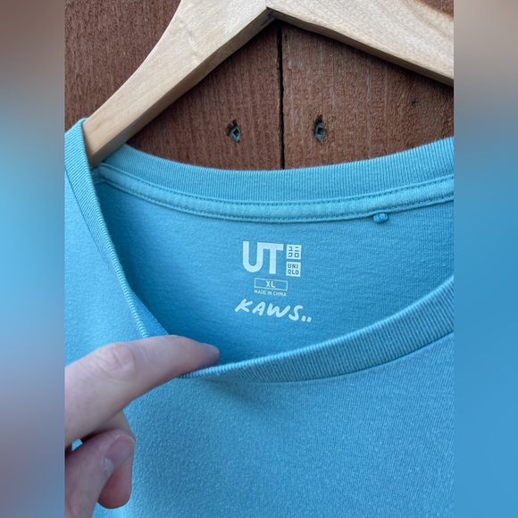 KAWS x Uniqlo Tshirt - Picture 2 of 4